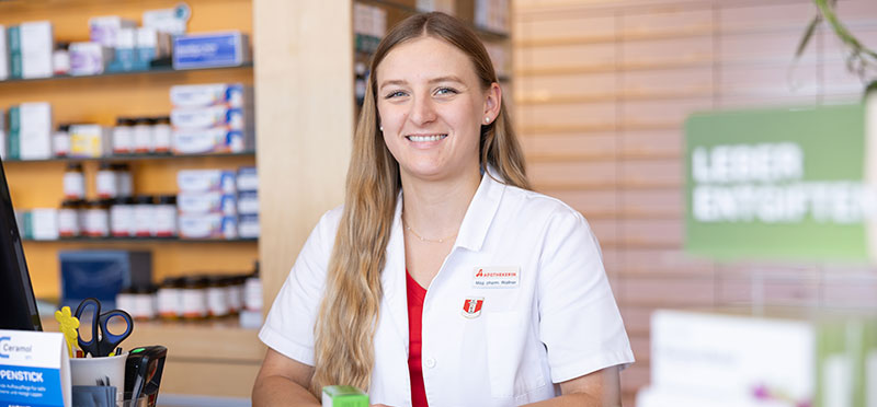 Mitarbeiterin in der Apotheke